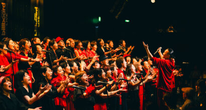 ビルボードライブ大阪で開催されたソウルバードミュージックスクール・ゴスペルコース初級ジョイフルクラス生のコンサート出演風景