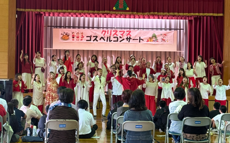 ソウルバードミュージックスクールが石垣市立名蔵小中学校でゴスペルを披露する学校公演