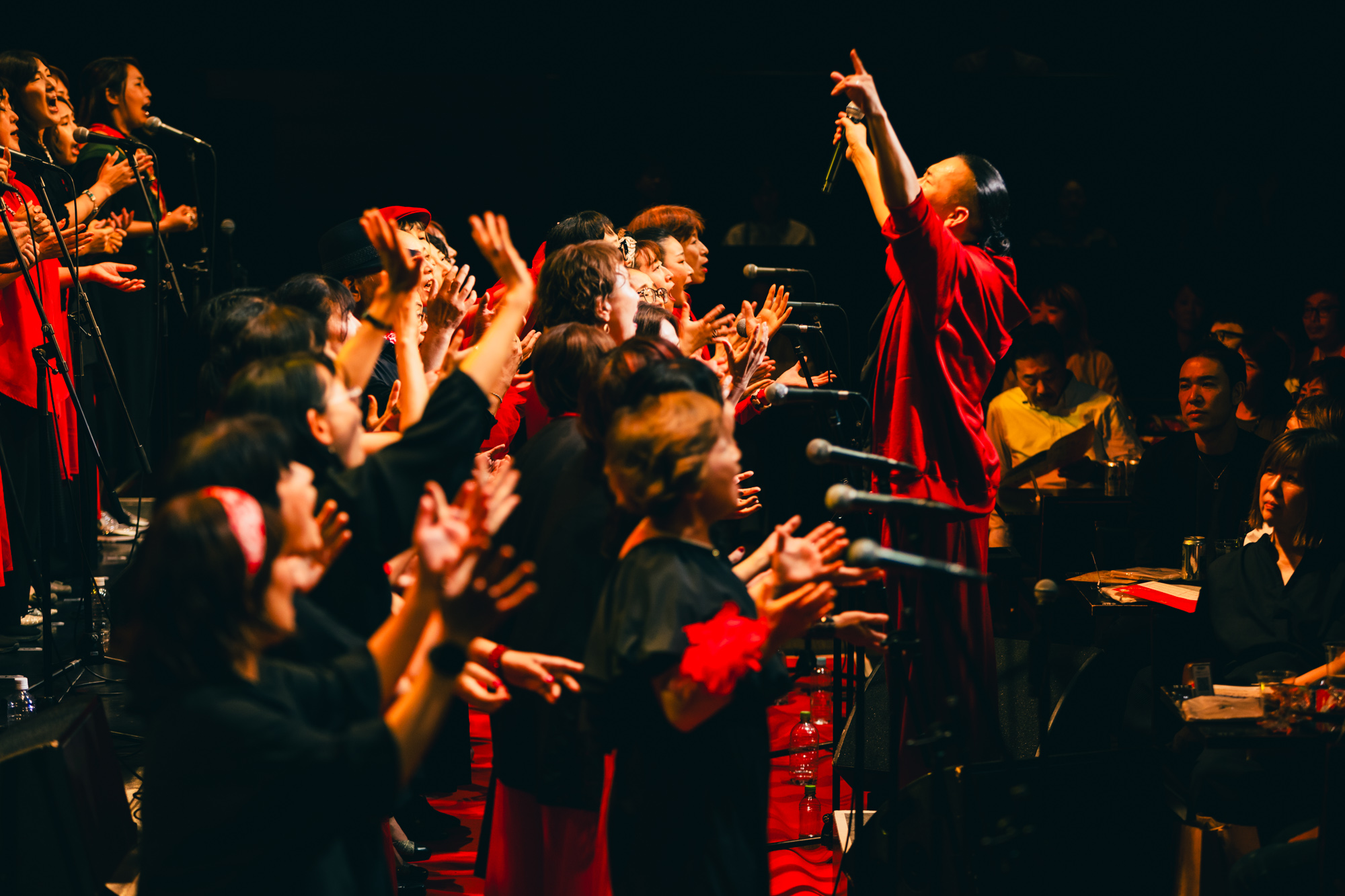 ビルボードライブ大阪で開催されたソウルバードミュージックスクールコンサートの講師とゴスペルコース生の出演風景