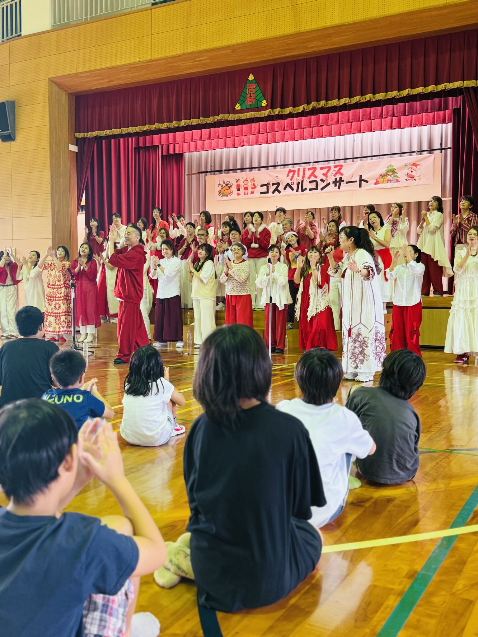 石垣市立名蔵小中学校でゴスペルを演奏するソウルバードミュージックスクール