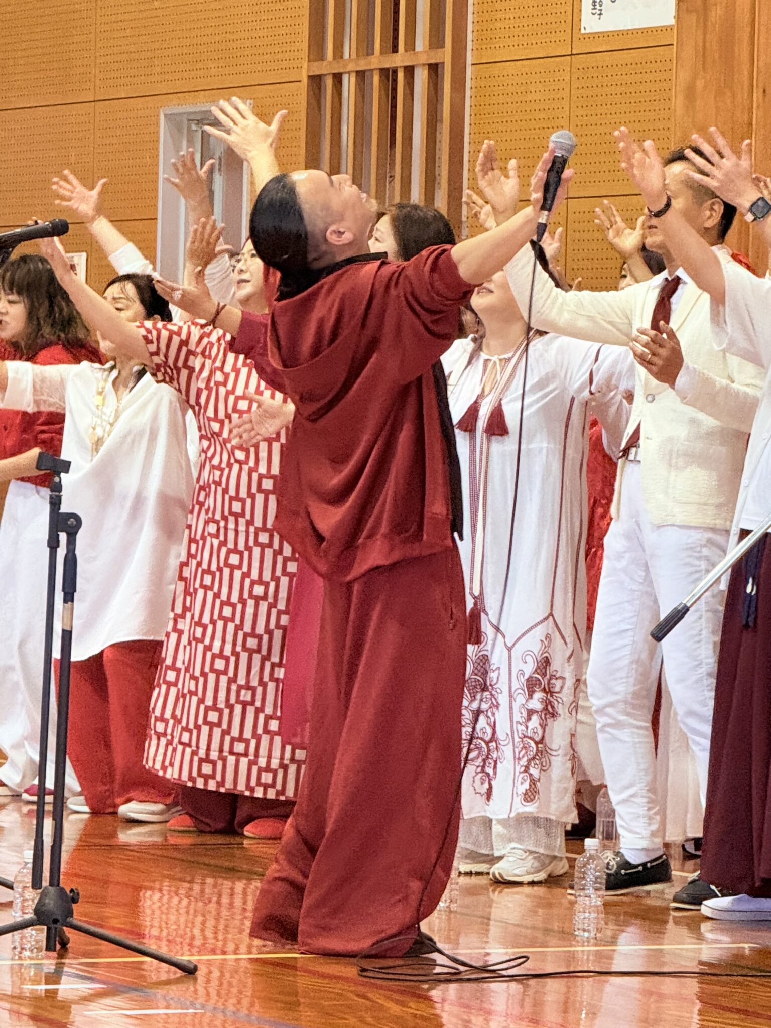 竹富町立小浜小中学校でゴスペルを演奏するソウルバードミュージックスクール