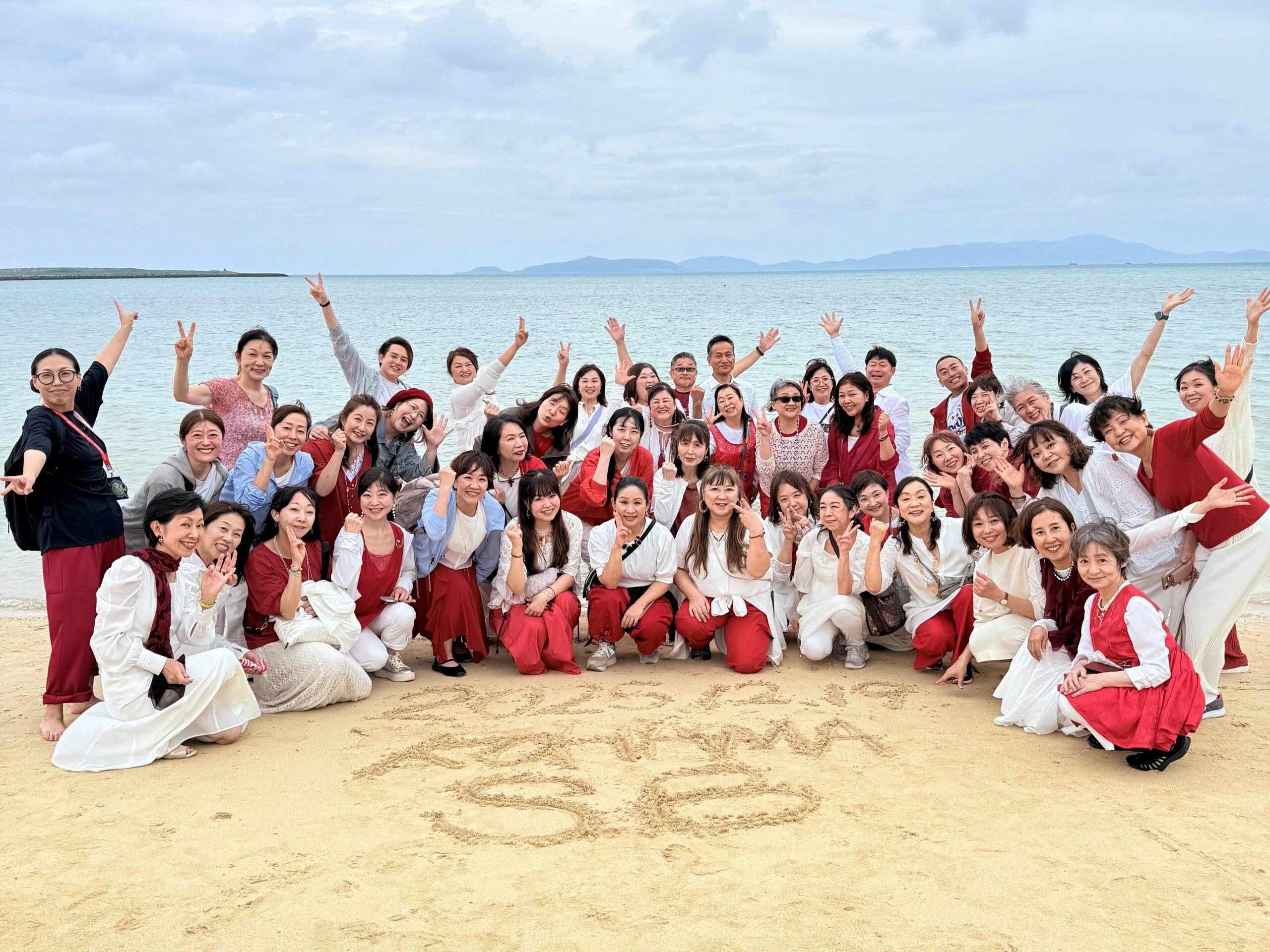 小浜島のビーチで撮影したソウルバードミュージックスクール生の集合写真