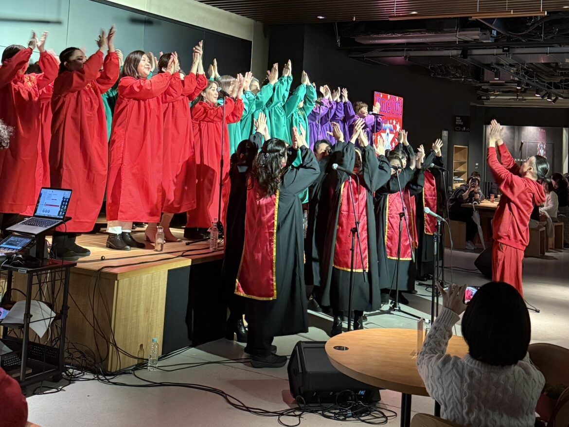 タイムアウトマーケット大阪で行われたクリスマスゴスペルライブで歌うソウルバードクワイアを横から全体を撮影した様子