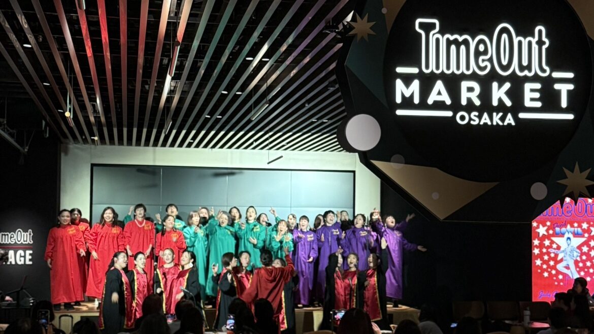 タイムアウトマーケット大阪で行われたクリスマスゴスペルライブで、ソウルバードクワイアとお客様が一体となって楽しむ様子