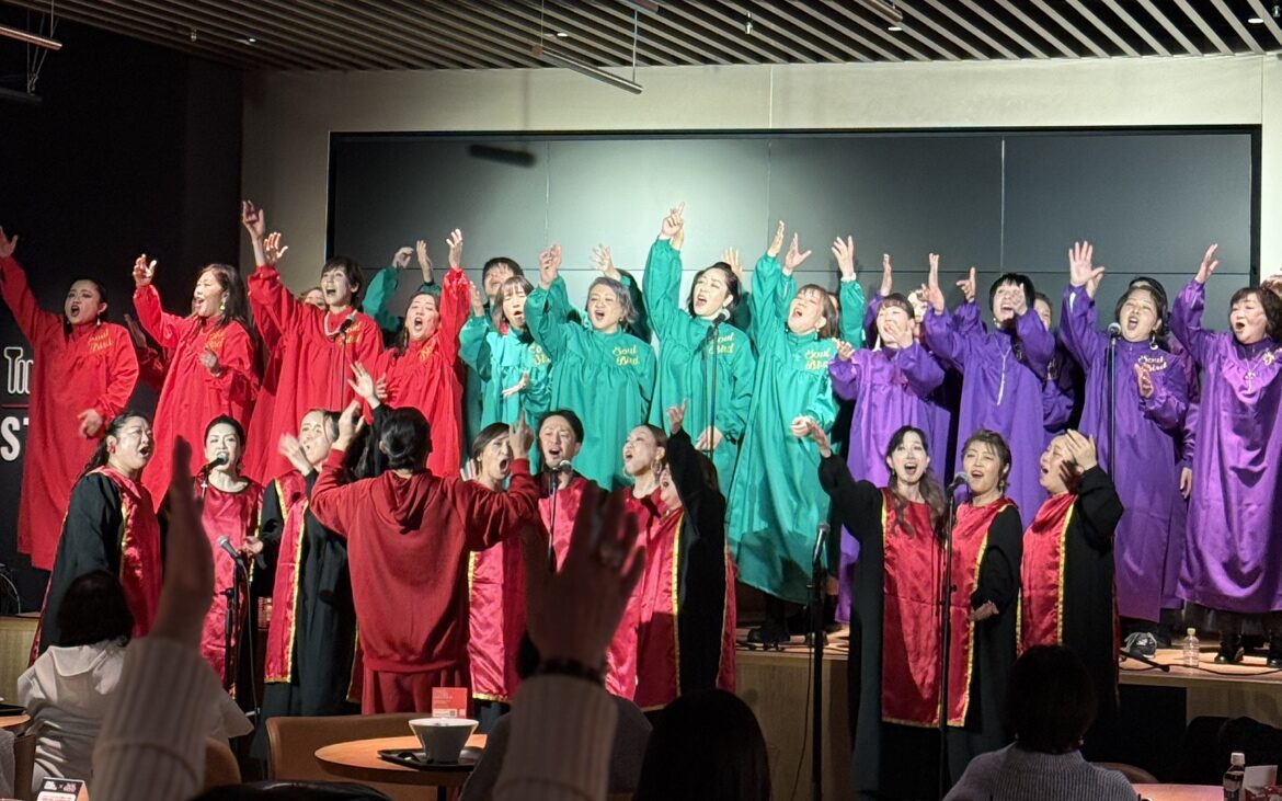 タイムアウトマーケット大阪で行われたクリスマスゴスペルライブに出演するソウルバードクワイアの様子