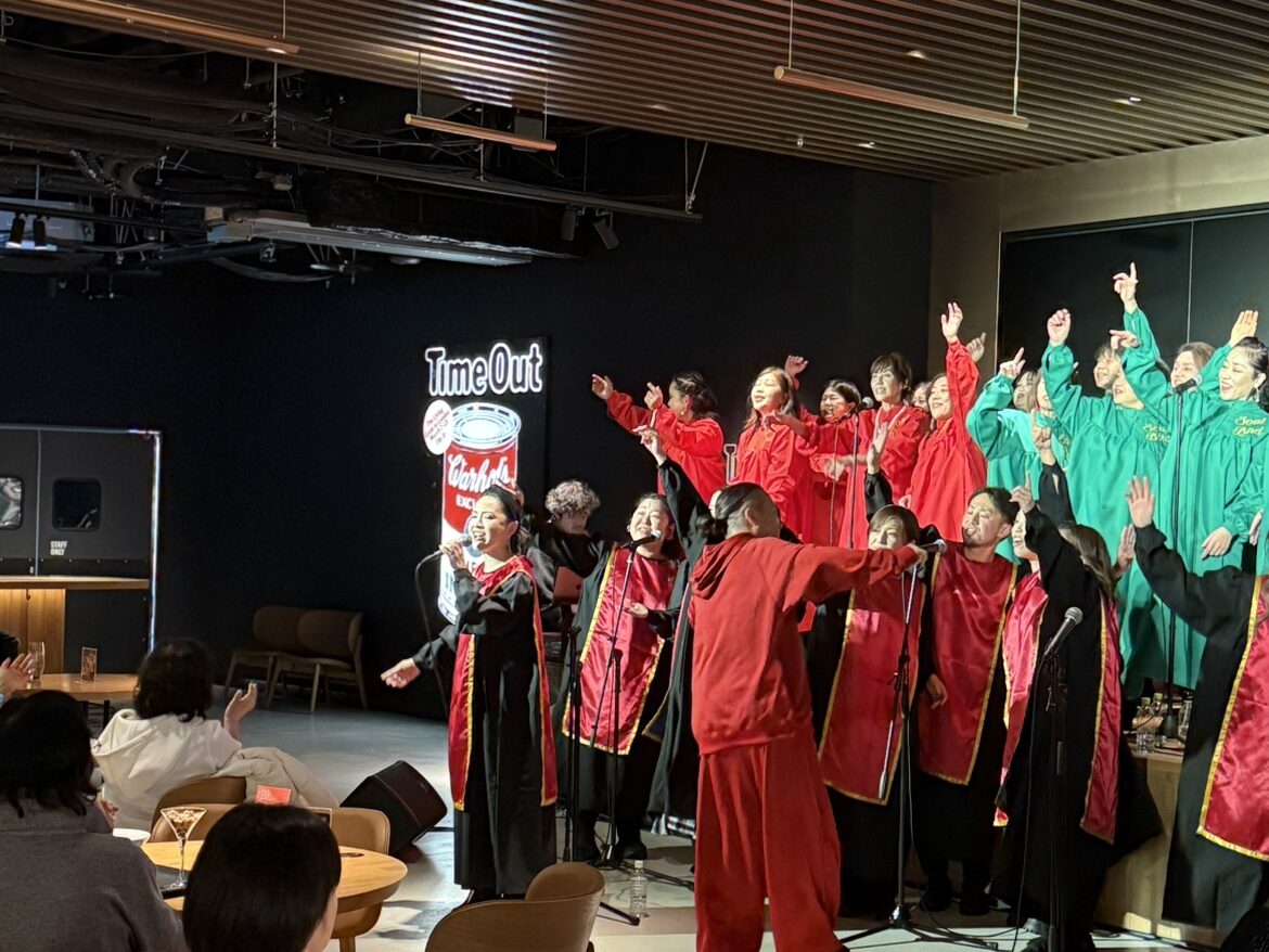 タイムアウトマーケット大阪で行われたクリスマスゴスペルライブで歌うソウルバードクワイアのメンバーの表情