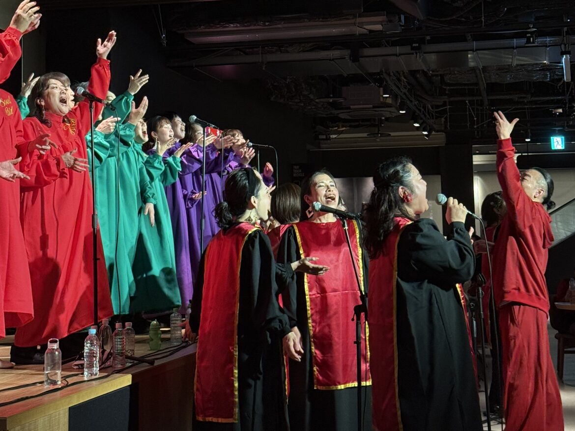 タイムアウトマーケット大阪で行われたクリスマスゴスペルライブで歌うソウルバードクワイアを横から撮影した様子