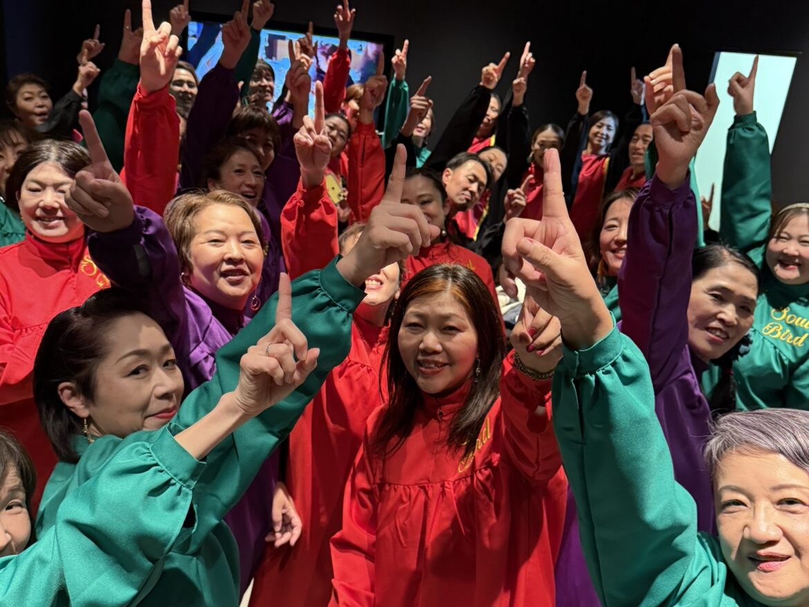 タイムアウトマーケット大阪で行われたクリスマスゴスペルライブ出演前の楽屋にいるソウルバードクワイアの様子