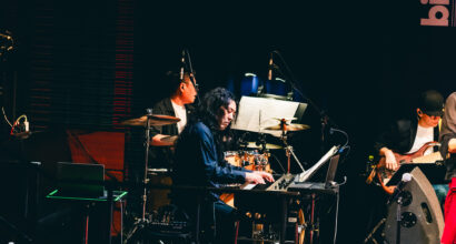 ビルボードライブ大阪で開催されたソウルバードミュージックスクールコンサートのミュージシャンの出演風景