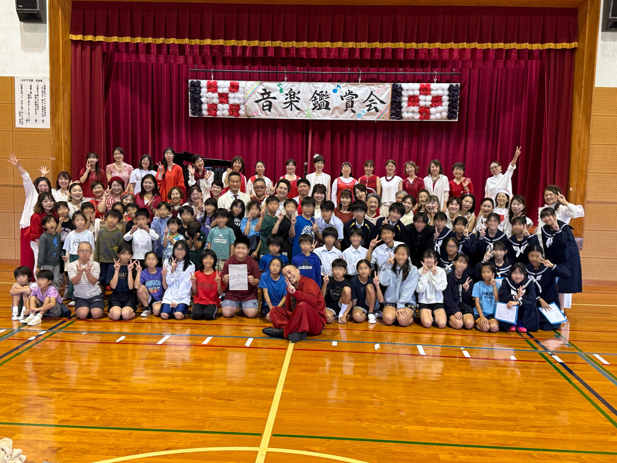 竹富町立小浜小中学校で生徒と交流するソウルバードミュージックスクールの学校公演
