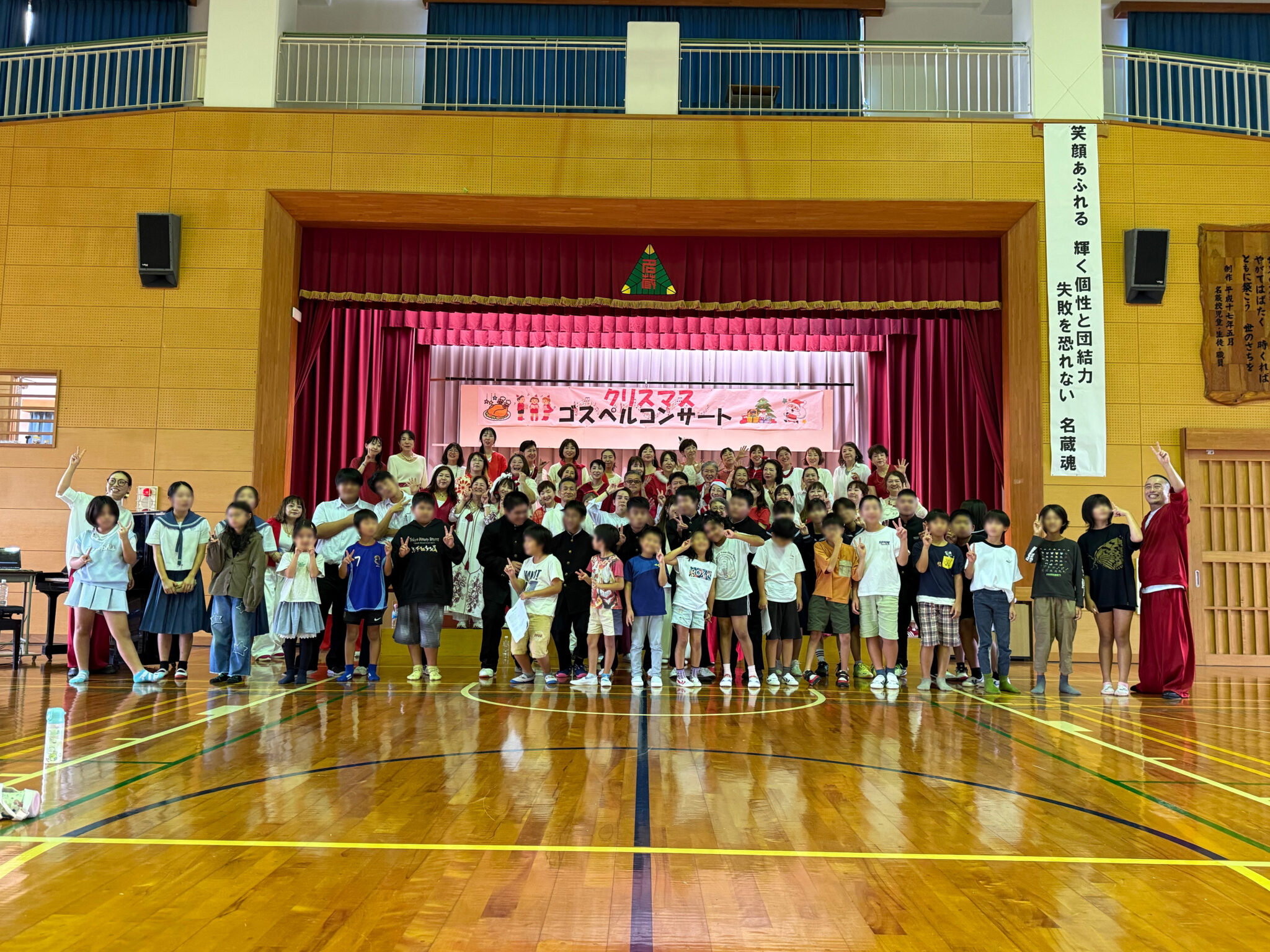 石垣市立名蔵小中学校で生徒と交流するソウルバードミュージックスクールの学校公演