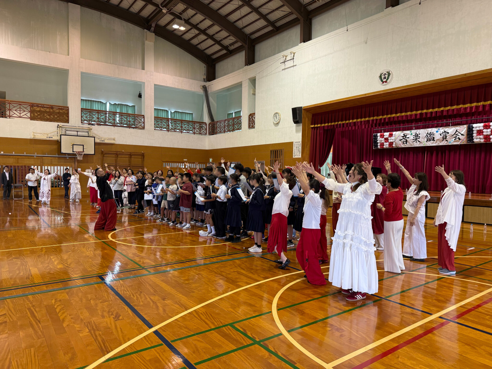 竹富町立小浜小中学校で生徒と交流するソウルバードミュージックスクールの学校公演