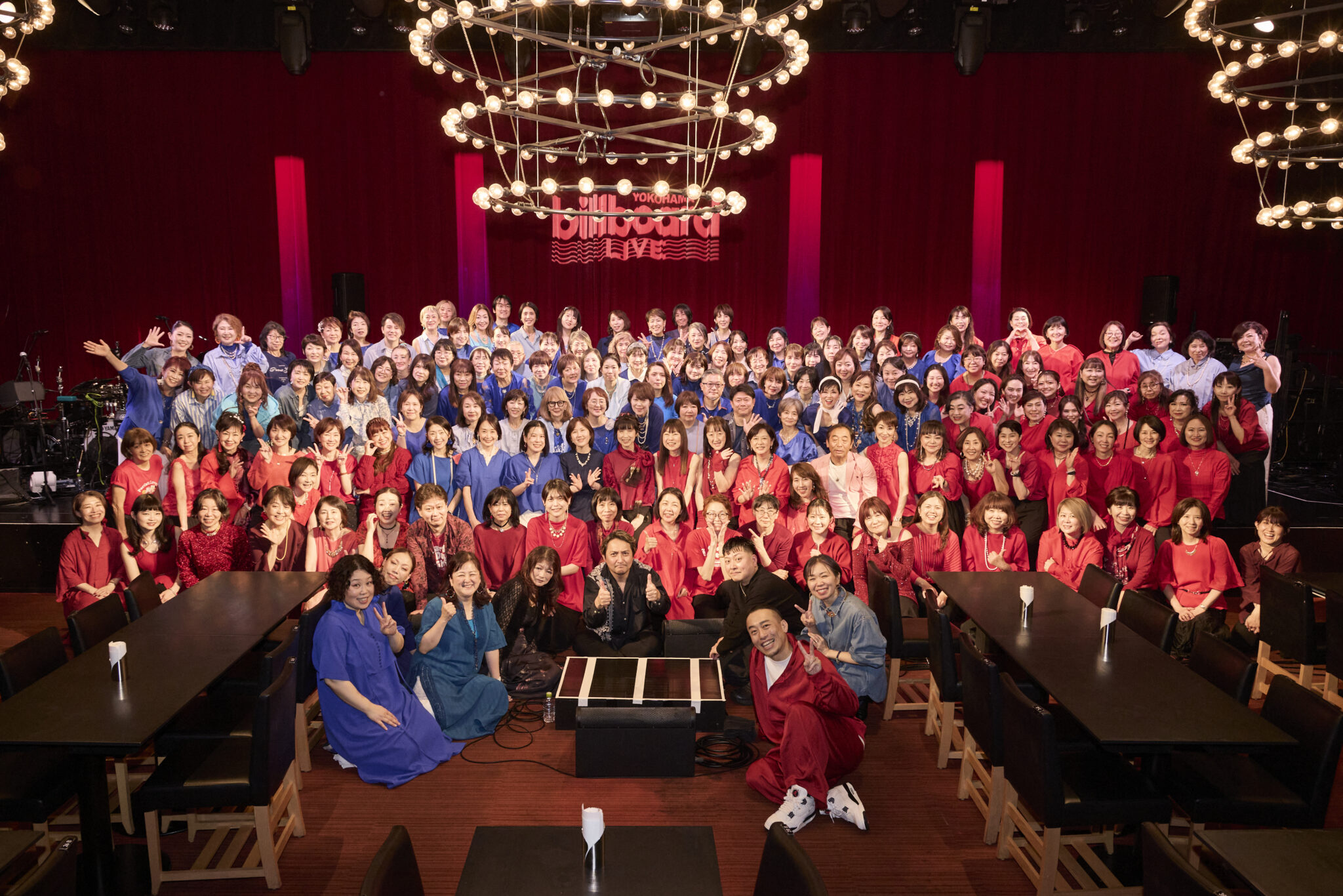 ビルボードライブ横浜で、ソウルバードミュージックスクールのゴスペル生とポピュラーハーモニーコース生全員がステージ上で集合している写真